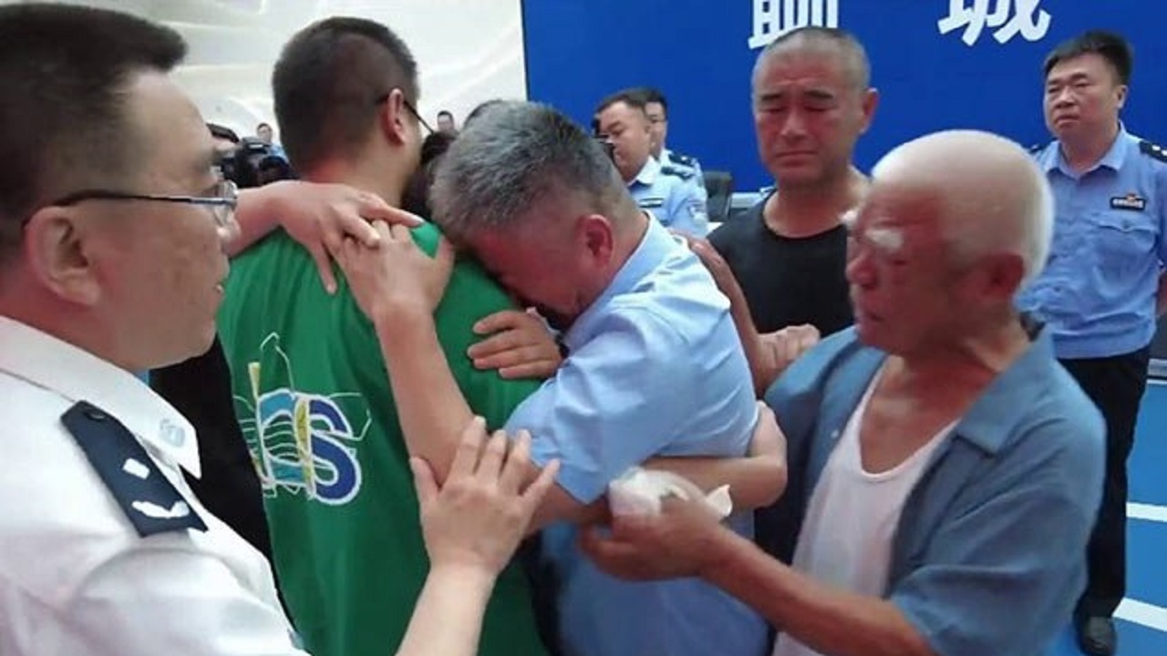 لحظه حزن انگیز رسیدن پسر ربوده شده به خانواده واقعی اش