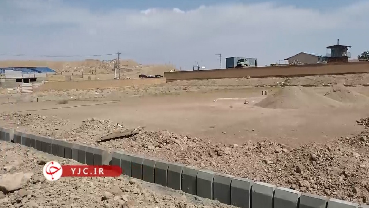 گلایه شهروندان ازبلاتکلیف ماندن زمین فوتبال هادیشهر+فیلم