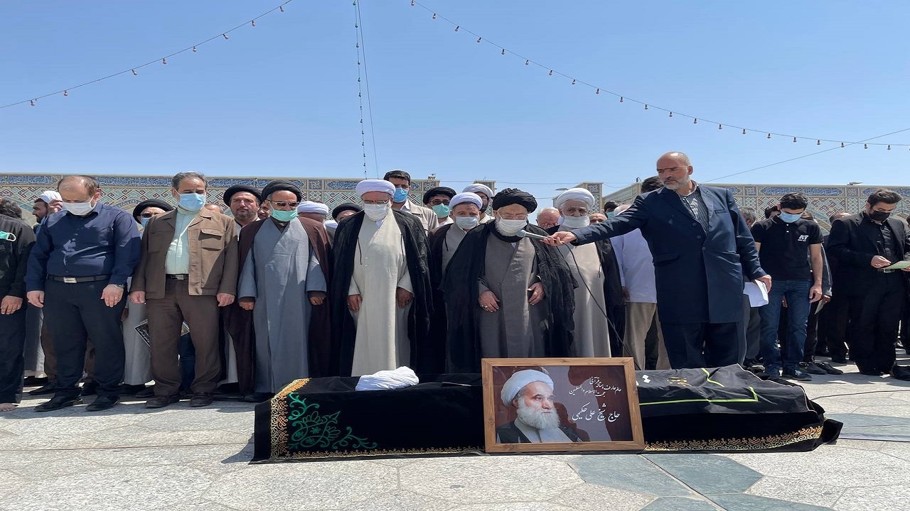 مراسم تشییع پیکر علی حکیمی در حرم مطهر رضوی + تصویر