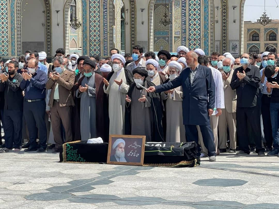 مراسم تشییع پیکر علی حکیمی در حرم مطهر رضوی + تصویر