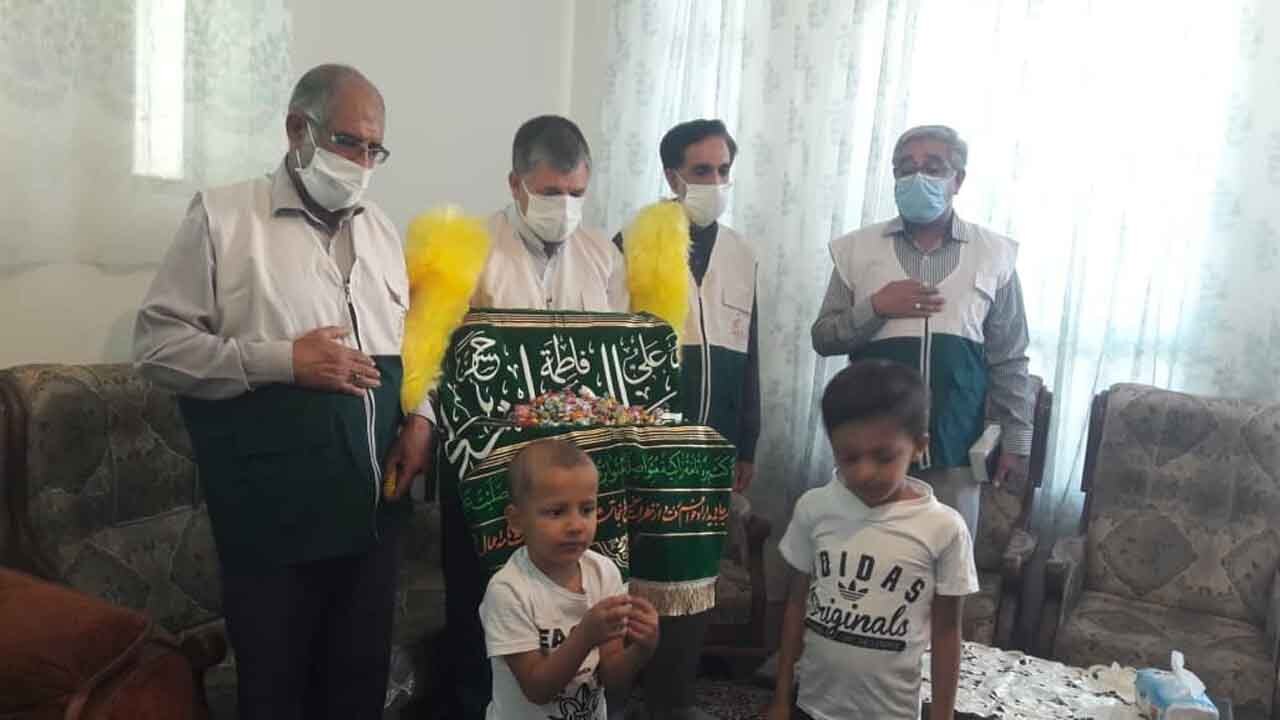 عیادت خادمیاران رضوی از کودک مبتلا به سرطان