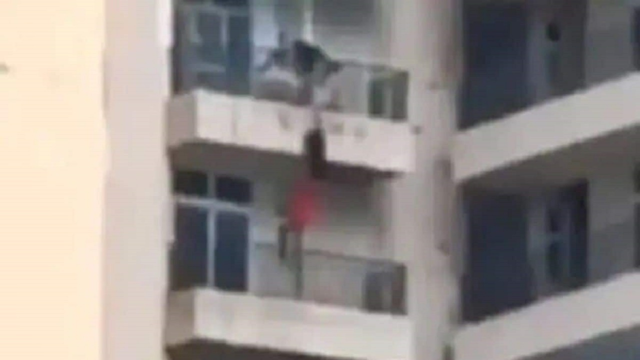 صحنه وحشتناک سقوط یک زن از بالکن طبقه نهم (۱۵+)