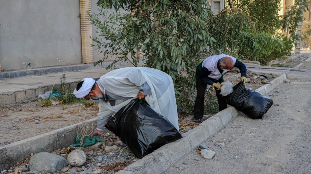 خادمیاران رضوی جیرفت به کمک پاکبانان شهرداری شتافتند