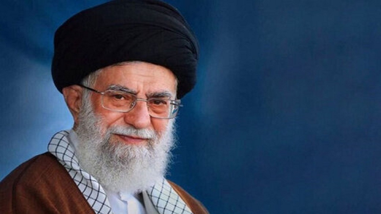 بازنشر تصویری قدیمی از رهبر انقلاب با لباس احرام