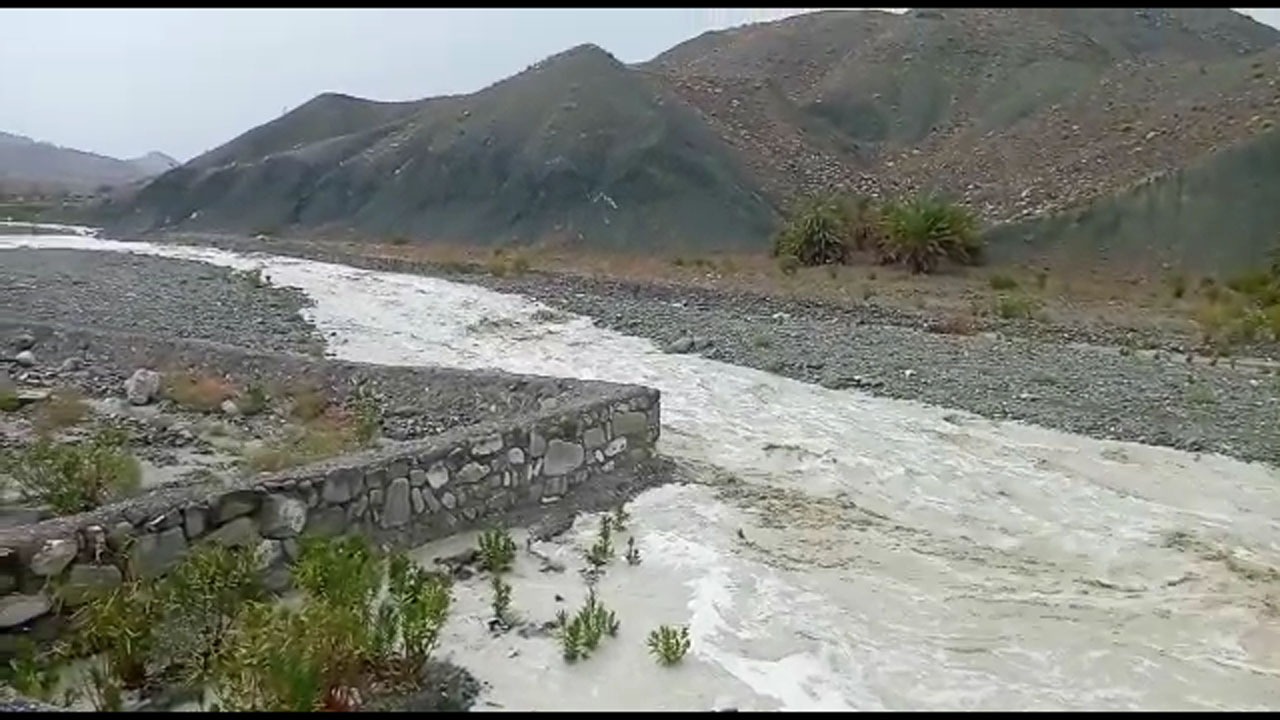 جاری شدن رودخانه فصلی در روستای پاهتک + فیلم