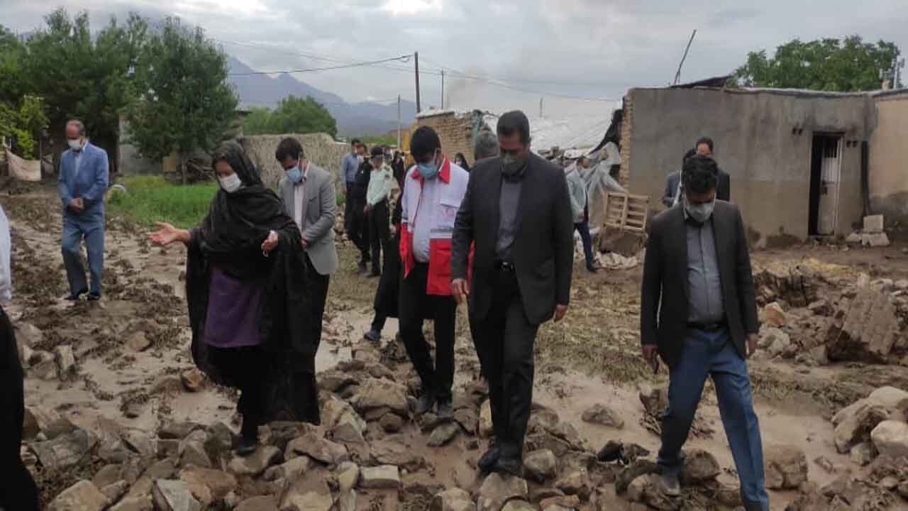 توزیع بسته غذایی بین خانوارهای آسیب دیده از سیل