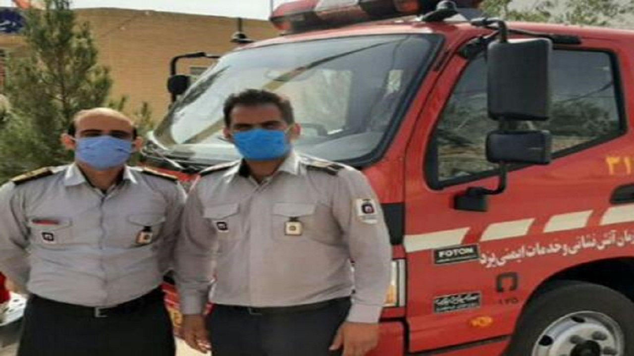 استقرار خودروی آتش نشانی یزد در یکی از روستا‌های شهرستان تفت