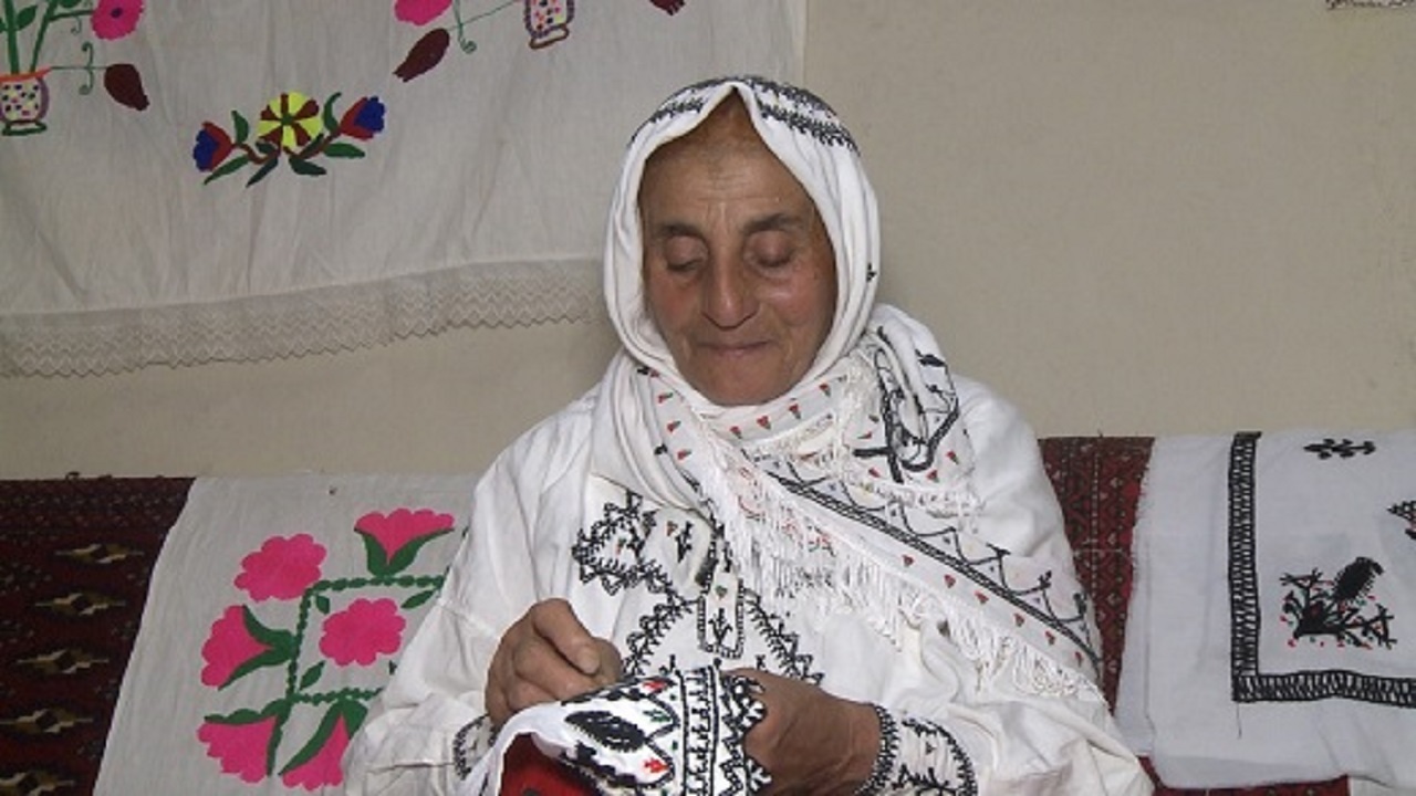 "ایمن باجی" میراث زنده ایران/ حفظ سیاه دوزی با دستان توانمند بانوی گلستانی
