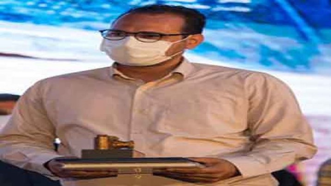 نشان عکس سال مطبوعاتی ایران در دستان عکاس قمی
