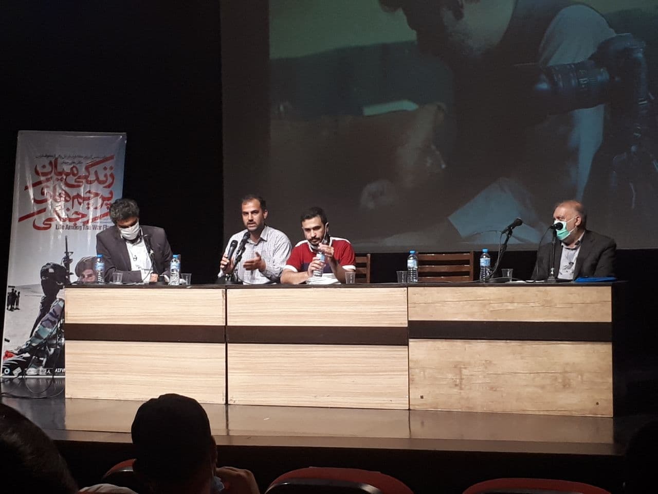 اکران مستند &laquo;زندگی&zwnj; در میان پرچمهای جنگی&raquo; و میزگرد تخصصی بررسی تحولات افغانستان + تصاویر