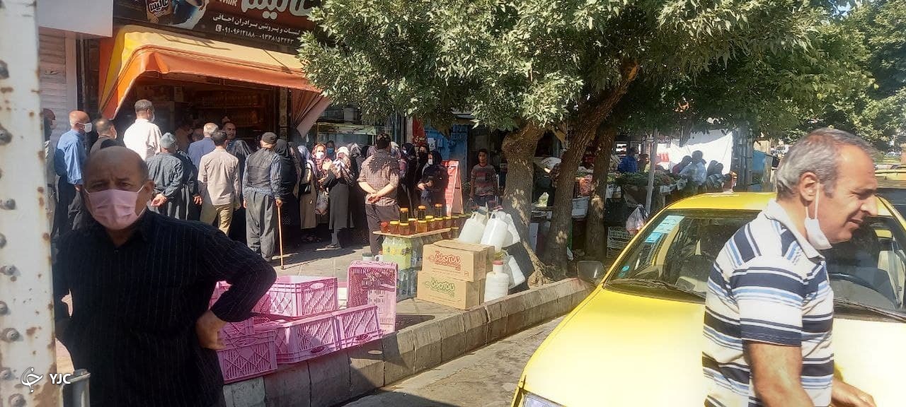 صف توزیع مرغ با چاشنی کرونا در قروه + تصاویر