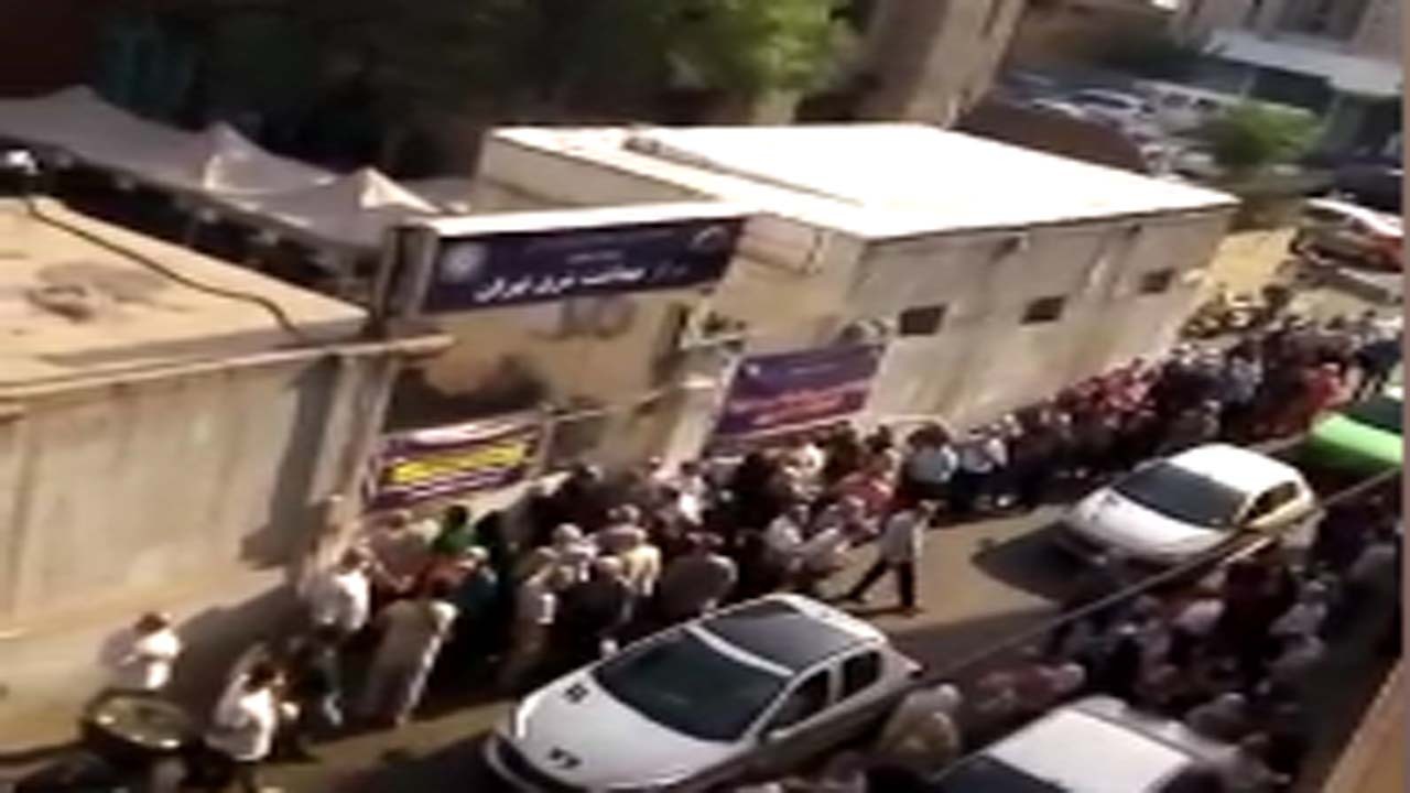 شلوغی مرکز واکسیناسیون کرونا در محله سی‌متری جی‌ + فیلم