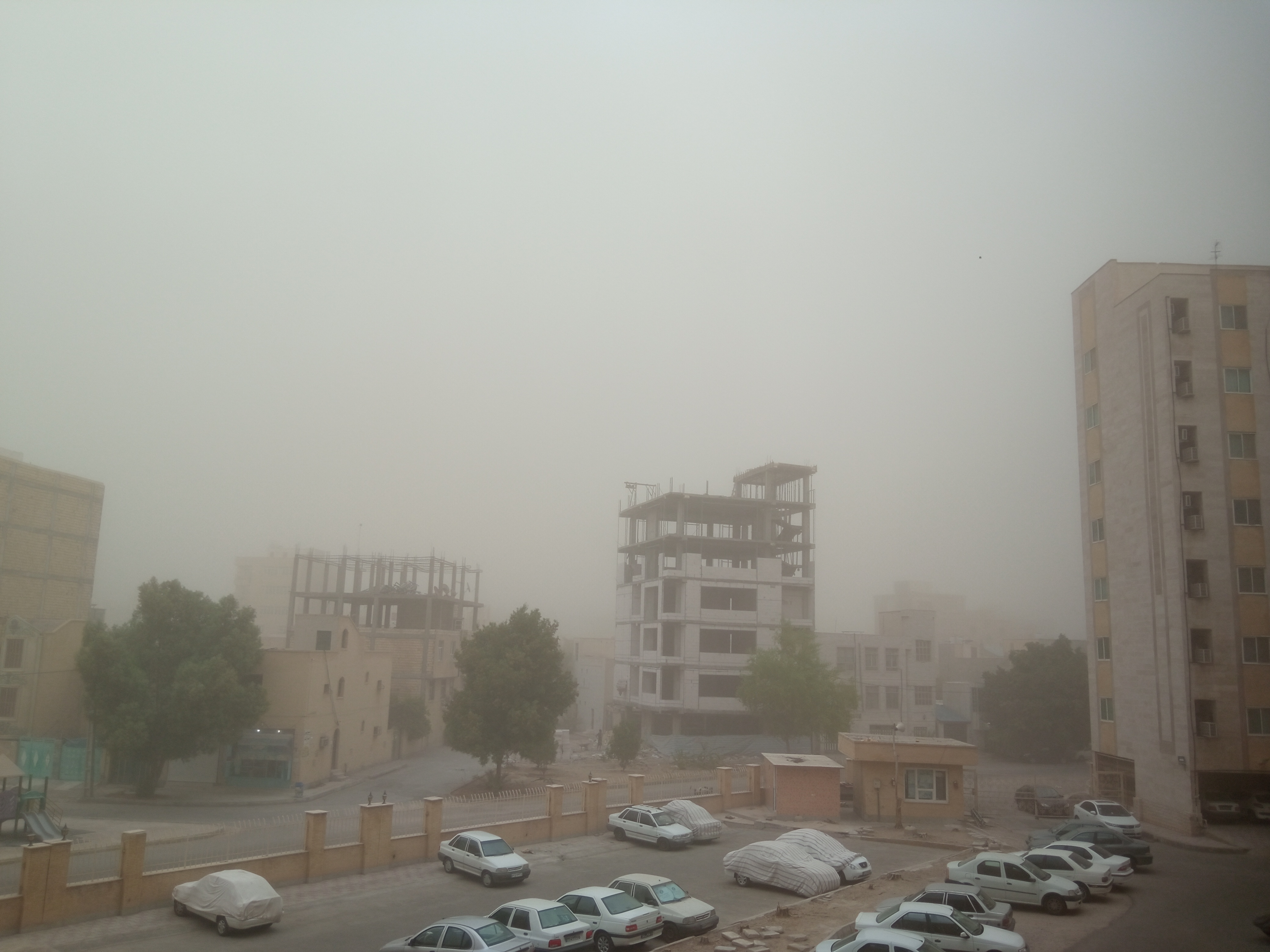 طوفان در بندرعباس و بندرخمیر گرد و خاک به پا کرد