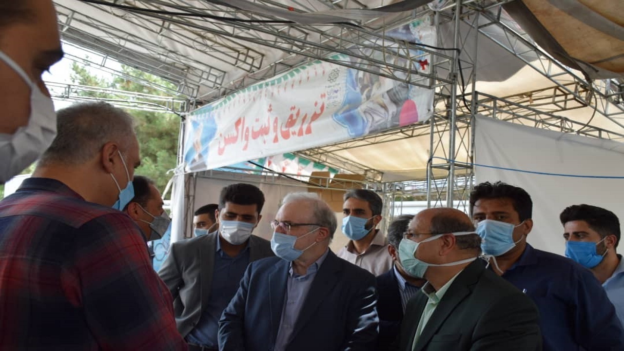 بازدید وزیر بهداشت از یک مرکز تجمیعی تزریق واکسن کرونا