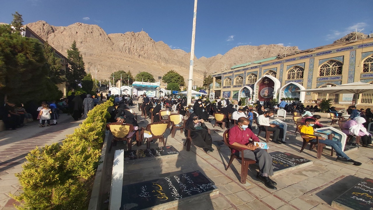 طنین دعای عرفه در گلزارشهدای کرمان و دیگرشهرستان ها+عکس