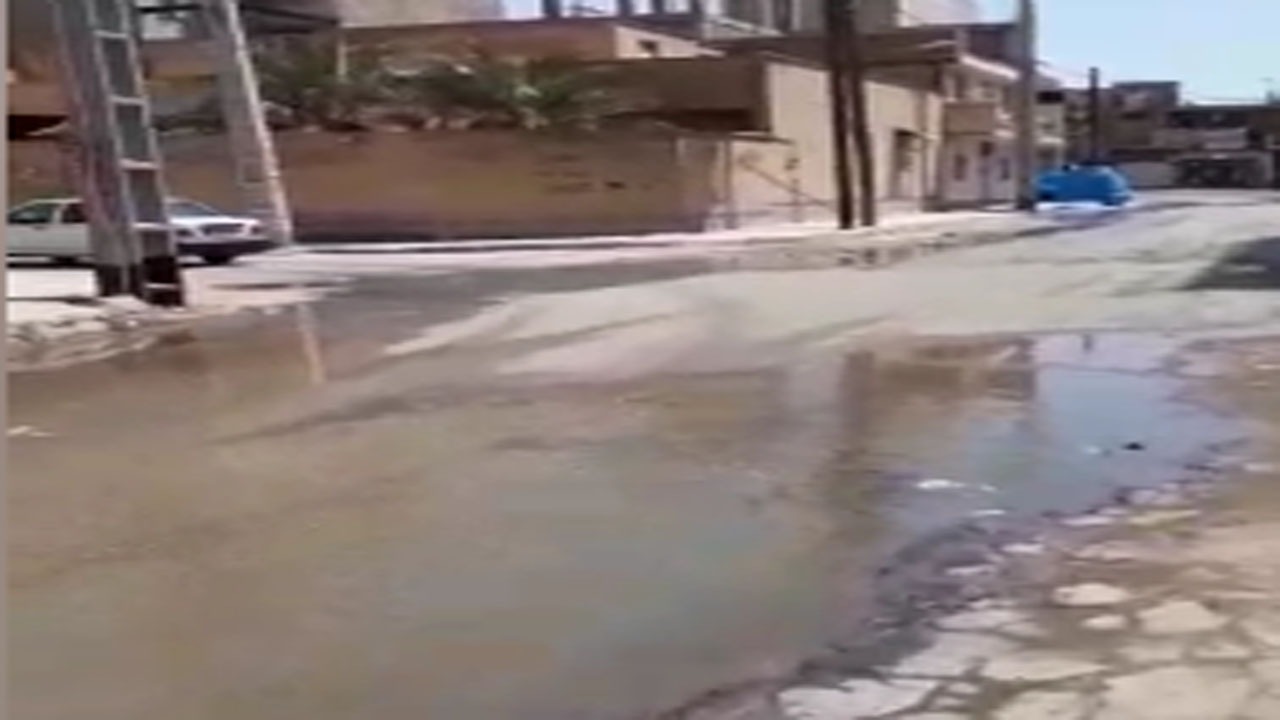 نشت فاضلاب مستقیم از خانه به خیابان‌ در اهواز + فیلم