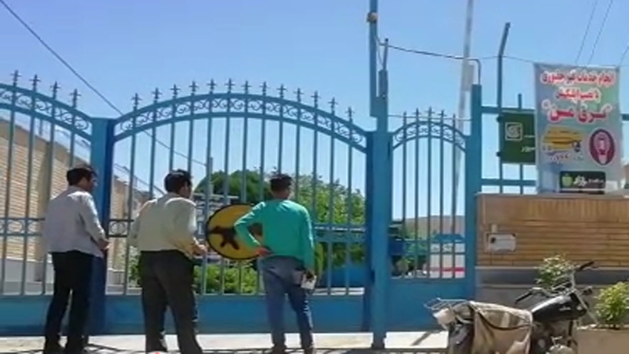 بسته شدن درب اداره برق بوئین میاندشت بر روی شهروندان + فیلم