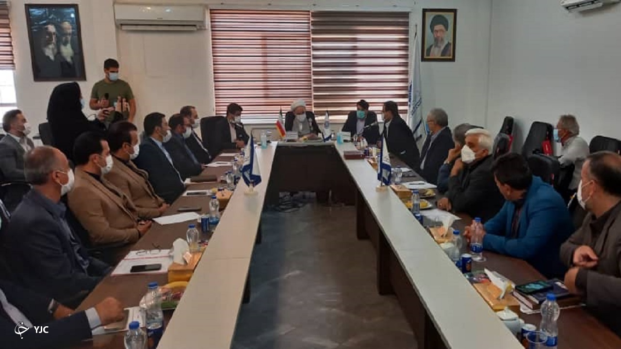 رسانه‌ها با نقد سازنده حاشیه امن مسئولین را از بین ببرند