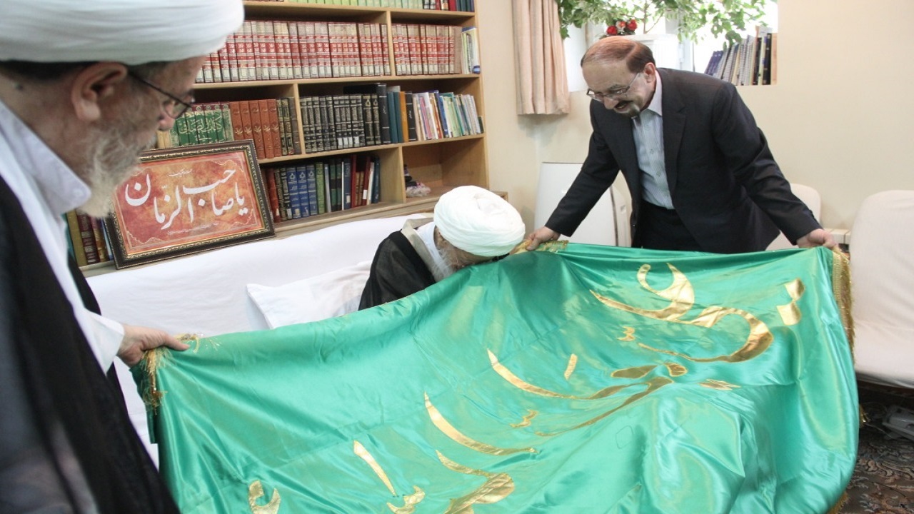 اهدای پرچم بارگاه امیرالمؤمنین(ع)به آیت الله صافی گلپایگانی+تصاویر