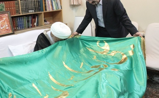 اهدای پرچم بارگاه امیرالمؤمنین(ع)به آیت الله صافی گلپایگانی+تصاویر