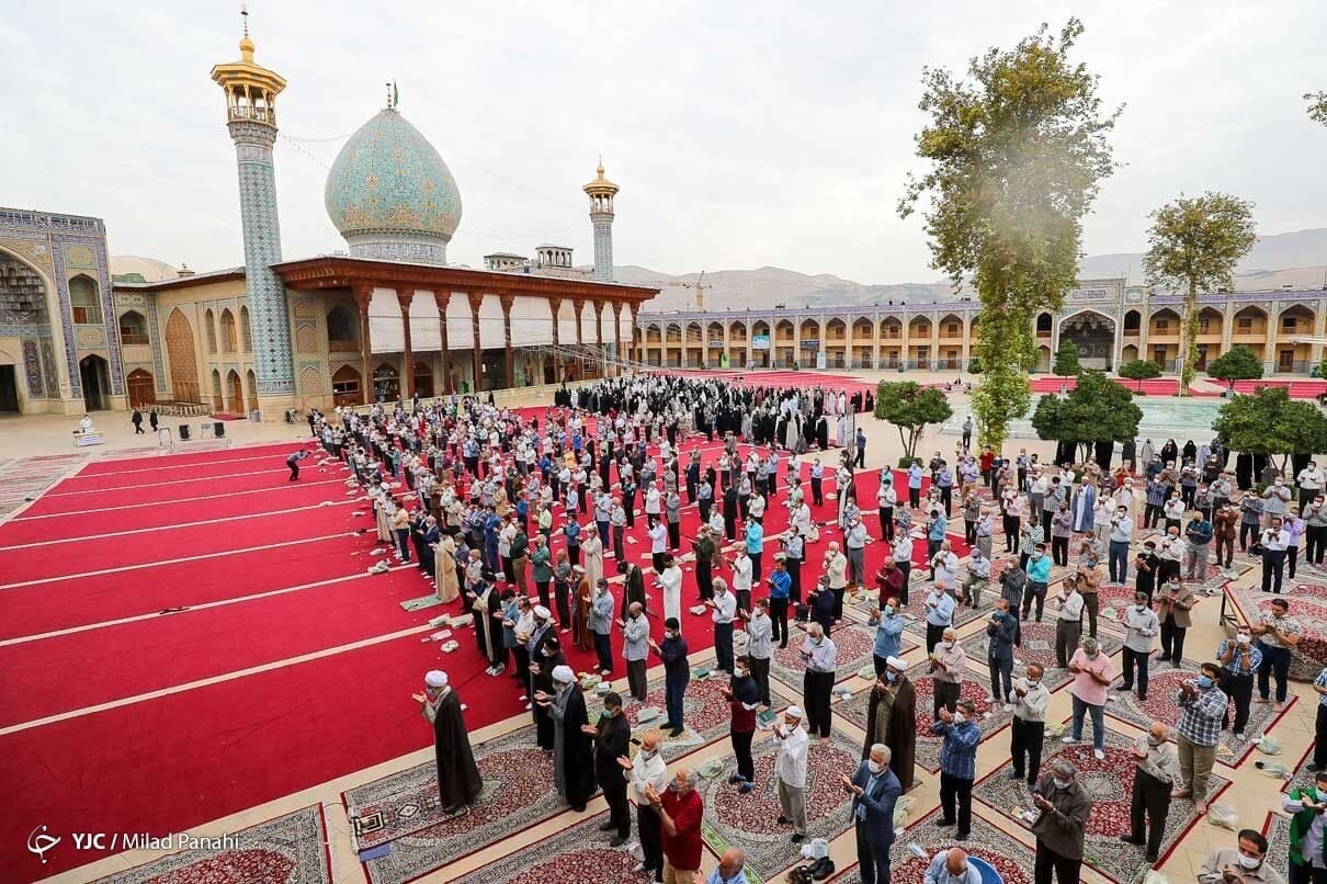 قرائت نماز عید فطر با رعایت دستورالعمل های بهداشتی+ فیلم