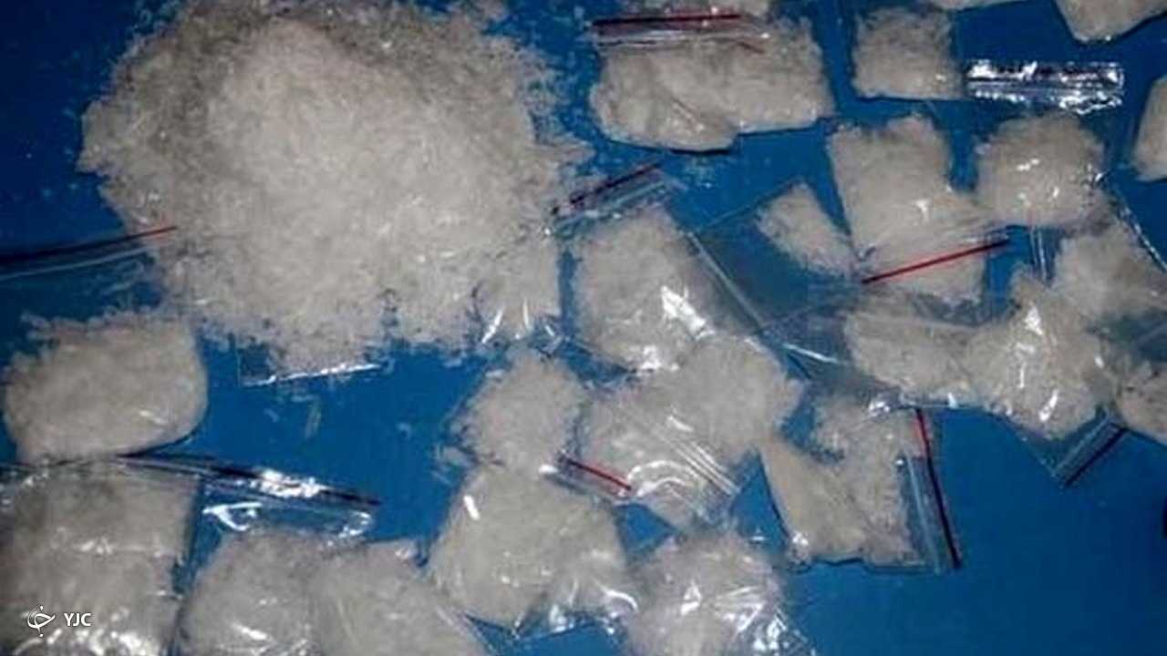 از یک دستگاه خودرو در پیرانشهر ۲ کیلو شیشه کشف و ضبط شد