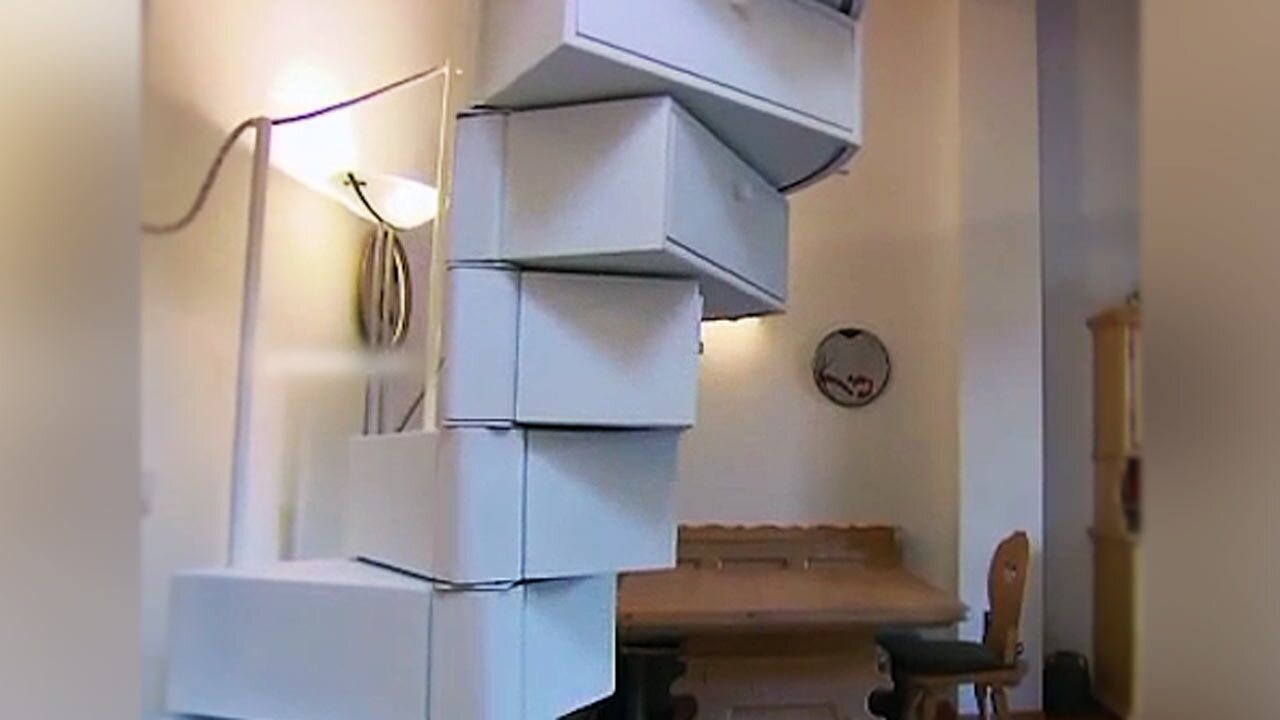 پله چرخشی جالبی که تبدیل به کمد می‌شود + فیلم