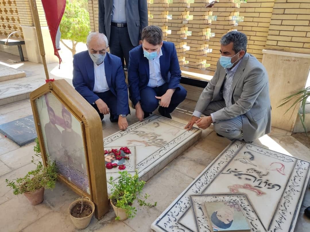 استاندار کرمان در  مزار حاج یونس زنگی آبادی
