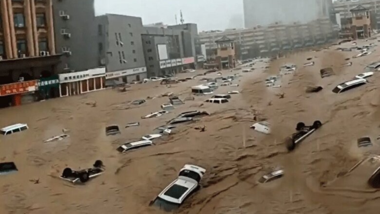 شناور شدن ماشین‌ها در خیابان پس از وقوع سیل + فیلم