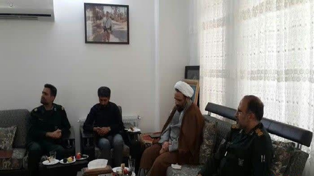 دیدار مسئولان سپاه استان قم با خانواده محافظ سردار دل ها