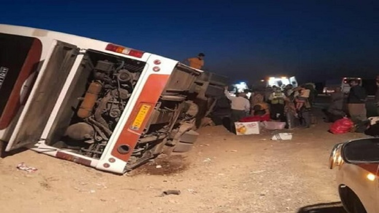 یک دستگاه اتوبوس در محور سلفچگان به قم واژگون شد/امداد رسانی به ۴۱ حادثه دیده