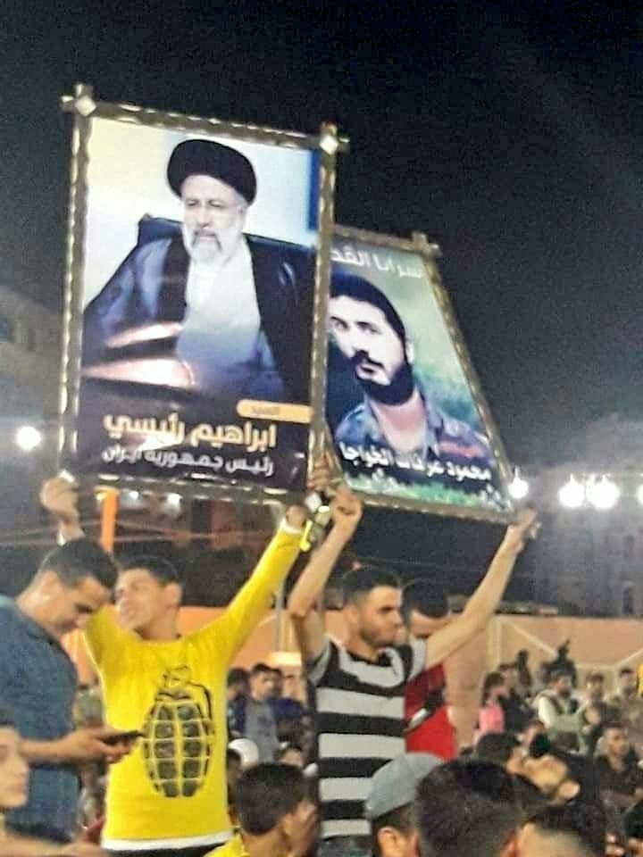تصویر رئیس جمهور ایران در دست جوانان فلسطینی