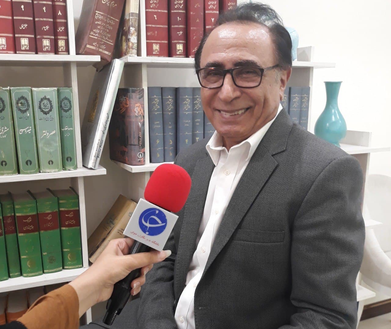 استفاده از افرادی با جامعیت علمی در جایگاه شعر و ادبیات