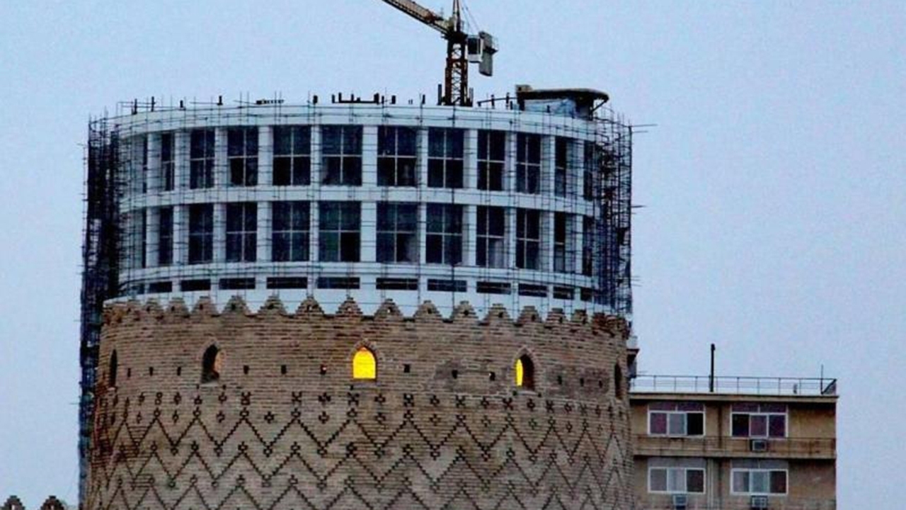 داستان آسمانی که زمین نمی&zwnj;خورد