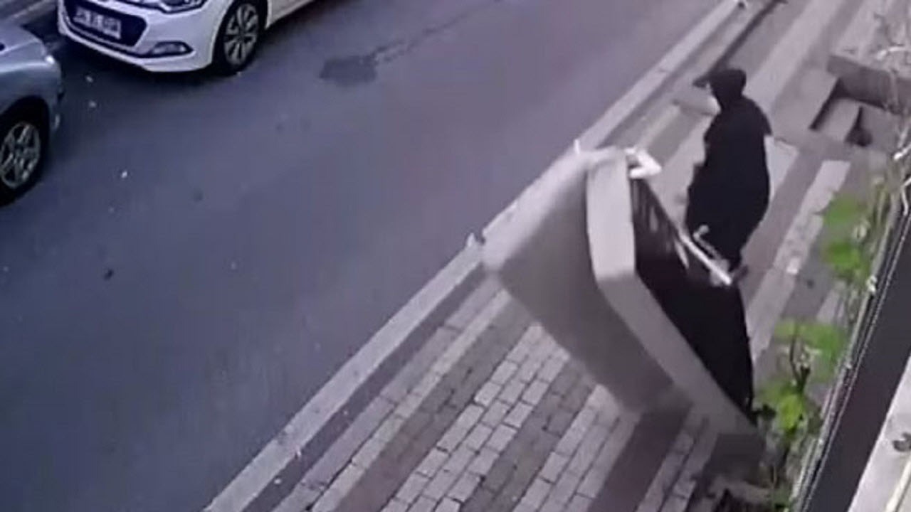 جان سالم به در بردن یک زن پس از پرت شدن مبل از پنجره!