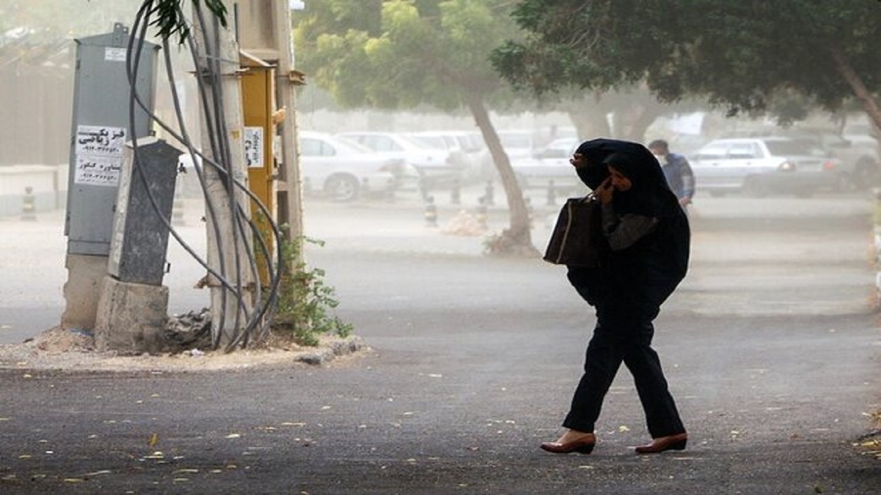 باد و گردوخاک شرق اصفهان را در می نوردد