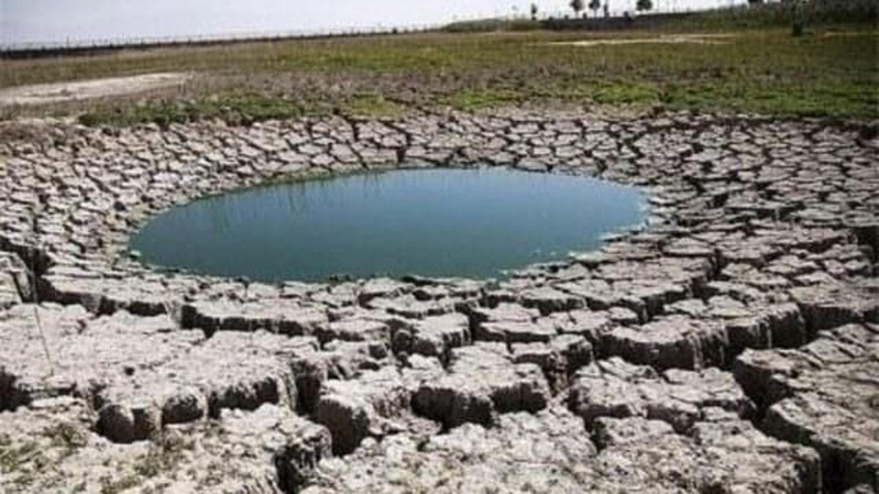 برخورد با سفره آب زیرزمینی در حین گودبرداری در یکی از خیابان‌های کهریزک