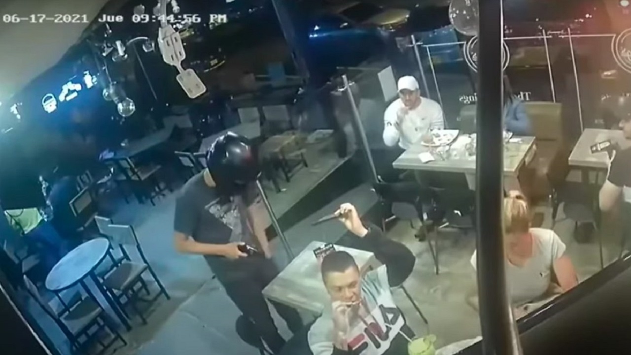 خونسردی عجیب مشتری حین سرقت مسلحانه در رستوران!