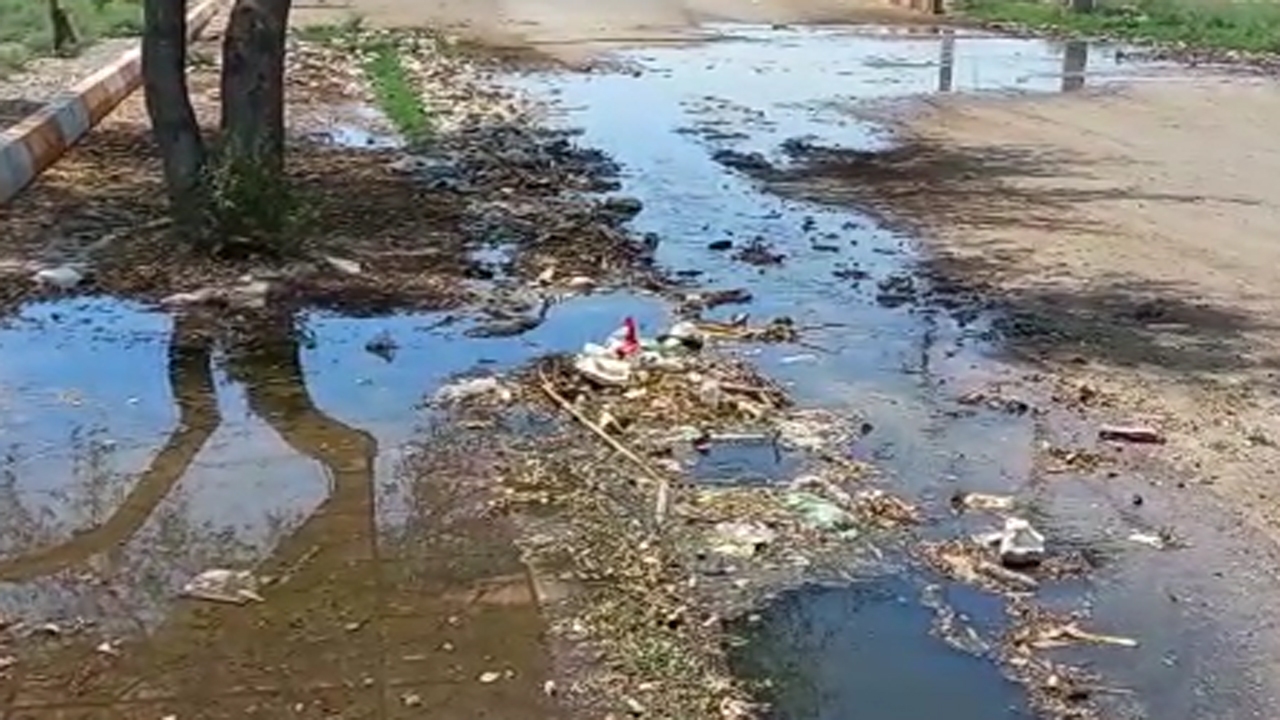 گلایه از بهداشت نامناسب معابر و نبود مرکز بهداشت در روستای ده ایجی + فیلم