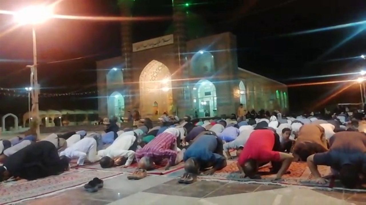 برپایی نماز جماعت در  آستان مقدس امامزاده سید مرتضی (ع)  + فیلم