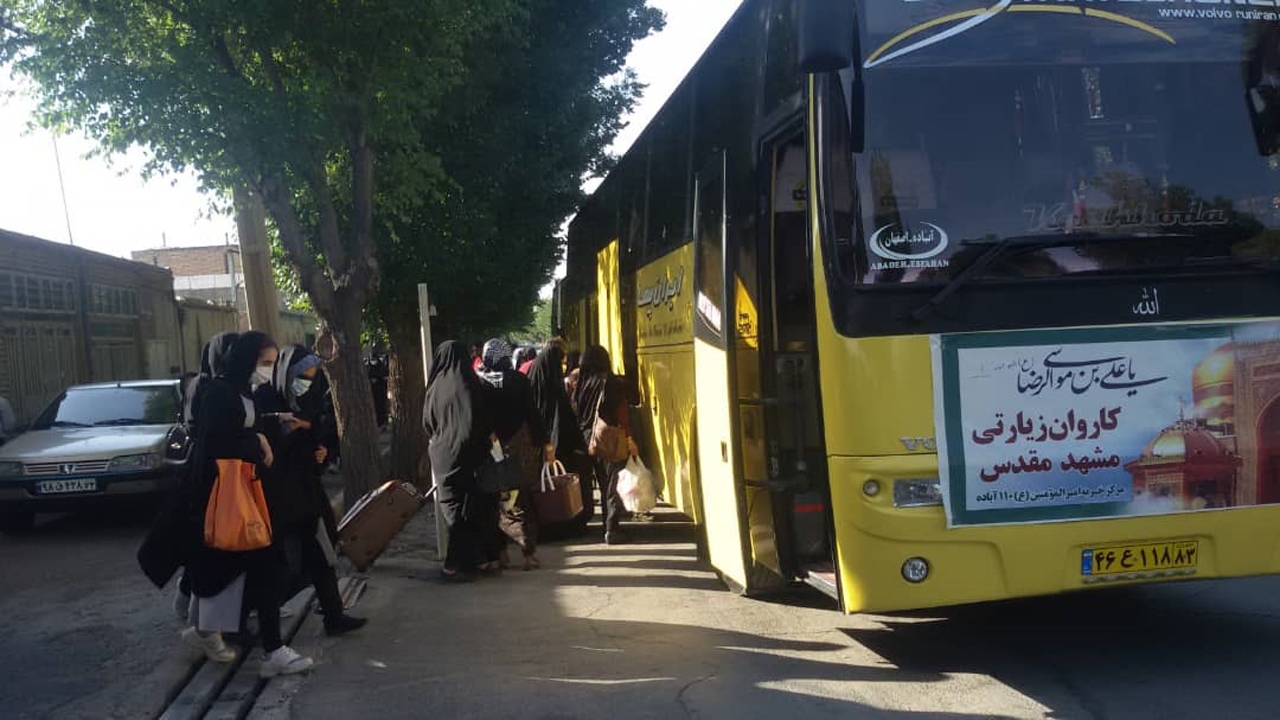 اعزام تعدادی از بانوان نیازمند آباده به مشهد مقدس