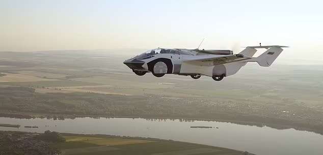 تصویر خودروی پرنده خودروی Air Car در ۳ دقیقه به هواپیما تبدیل میشود + عکس