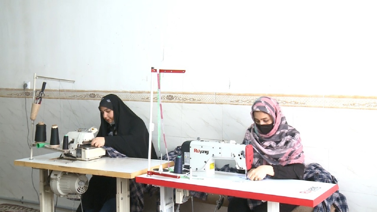 تلاش نیروهای جهادی ماهدشت روی کرونا را کم کرد/ نخ و سوزنی که برای اشتغال می‌دوزد