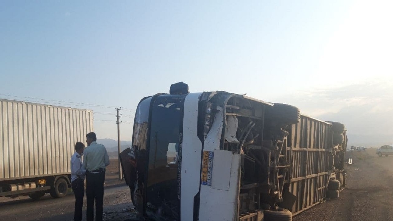 واژگونی اتوبوس در جاده سمنان به سرخه/ ۱۵ نفر مصدوم شدند