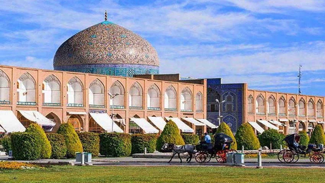 آبروی اصفهان با مرمت‌های غیراصولی رفت/ چند دهه صبر کنیم تا رنگ گنبد مسجد شیخ لطف‌الله یک دست شود؟