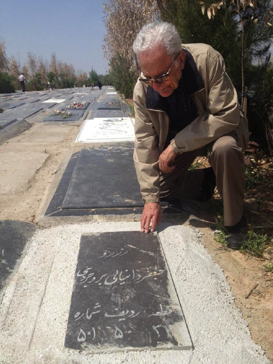عکاسی که از قبر خودش عکاسی کرد!