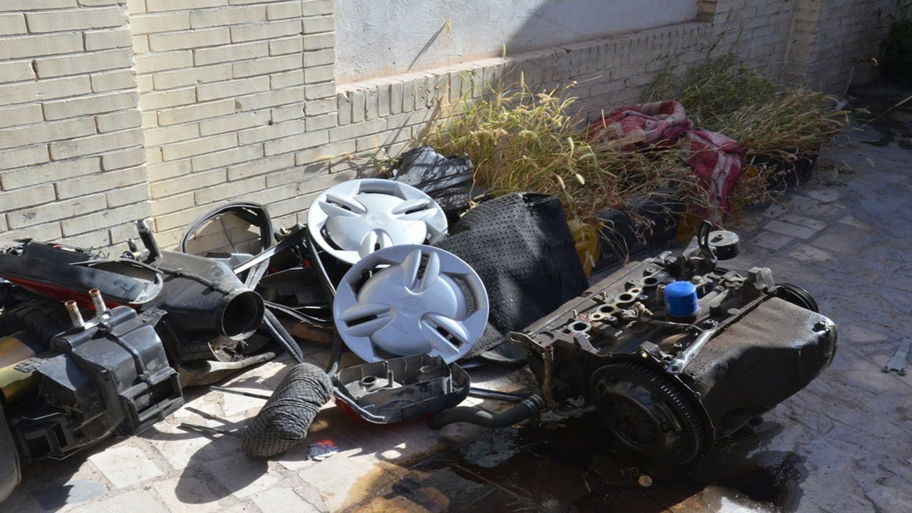 دستگیری باند سارقان هنگام اوراق کردن خودرو‌ها