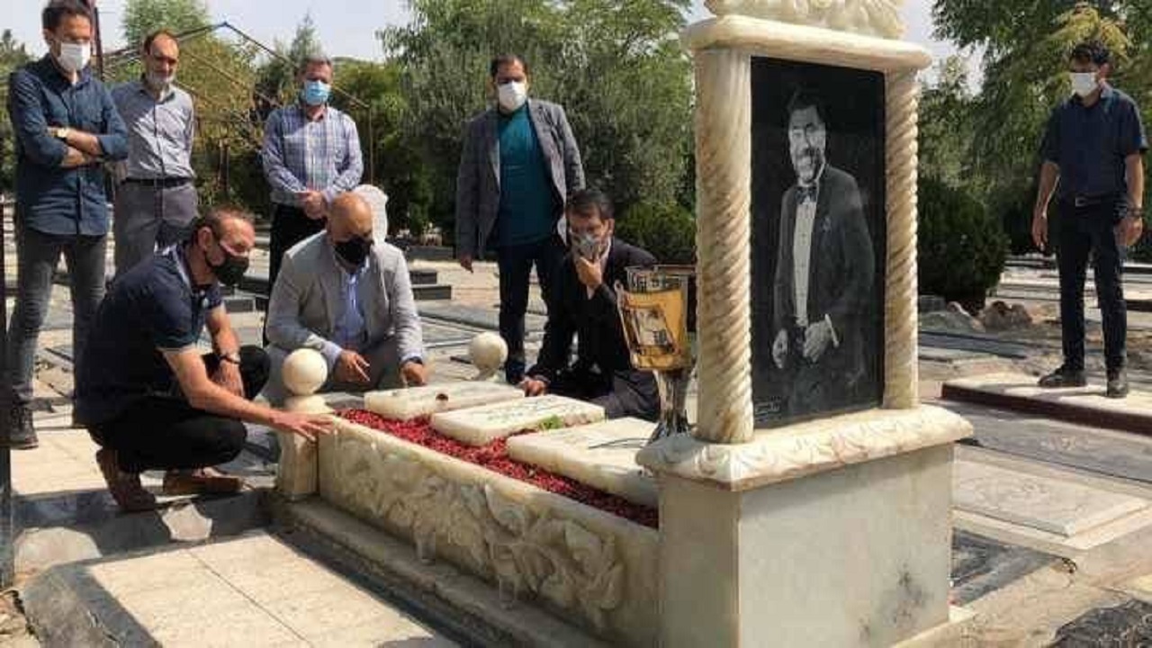 حضور گل‌محمدی و سمیعی با جام قهرمانی بر مزار درگذشتگان پرسپولیس