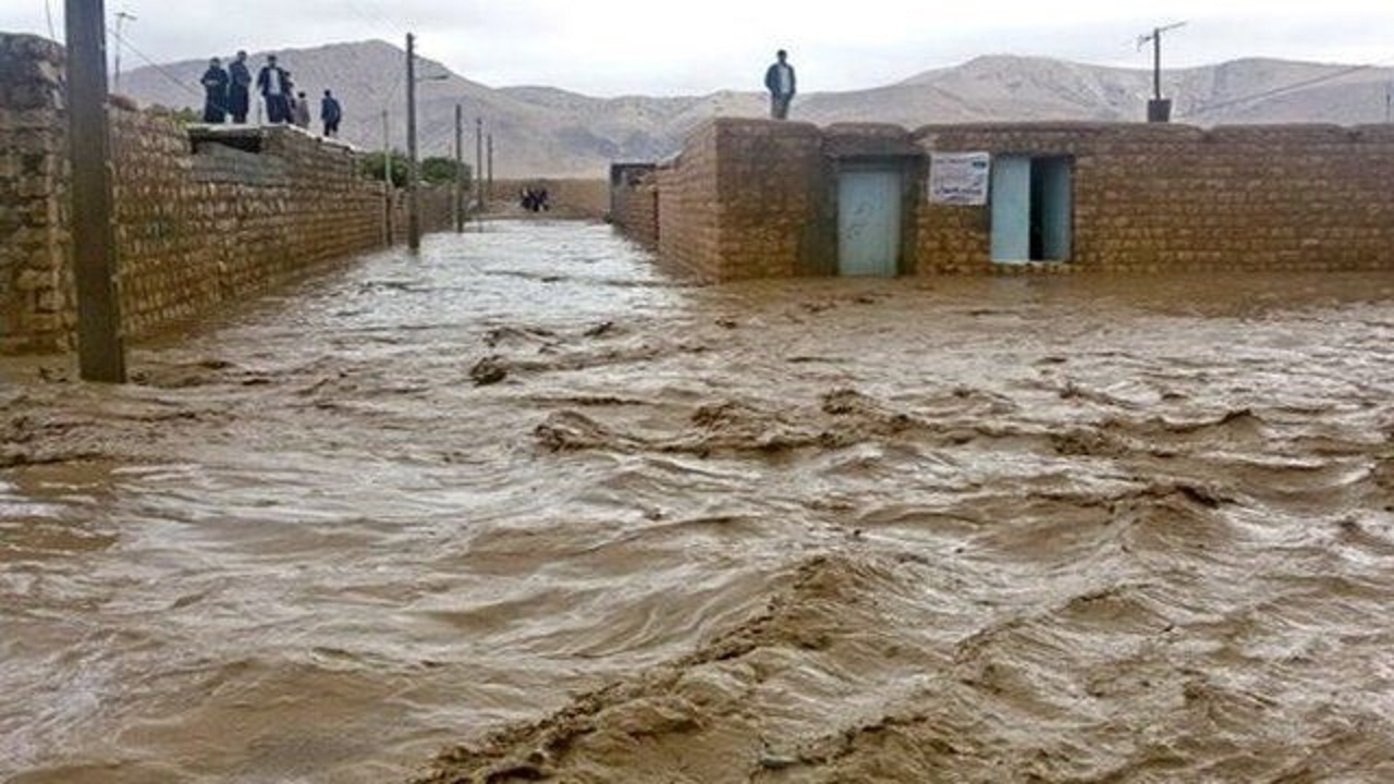 جاری شدن سیلاب در معابر سوادکوه + فیلم