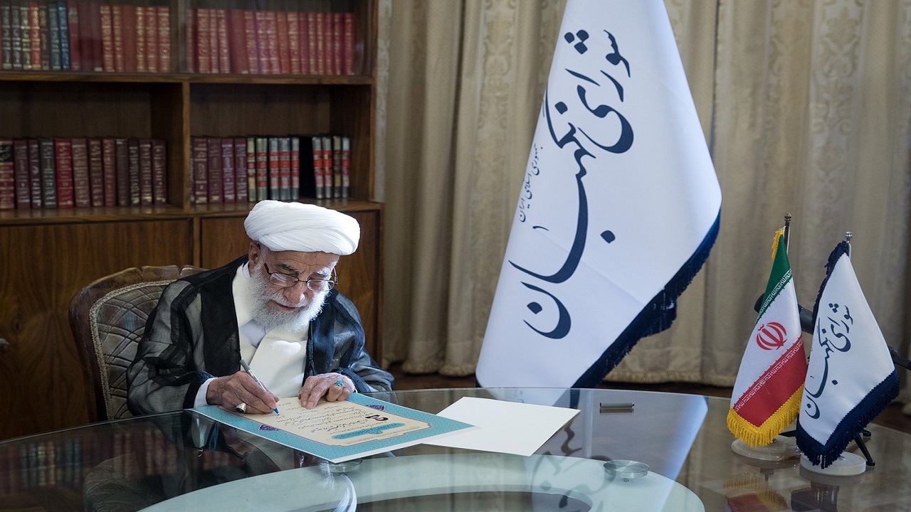 امضای اعتبارنامه رئیس جمهور منتخب توسط اعضای شورای نگهبان